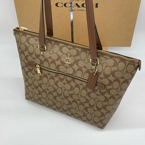 Coach Gallery Tote Bag in Signature Canvas - Picture 6 of 12